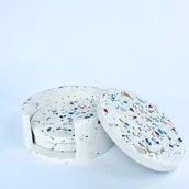 Obrusy i serwetki - Podstawka pod kubek okrągła terrazzo lastryko kolor z pojemnikiem 4szt - miniaturka - grafika 1