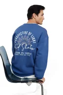 Bluzy męskie - TRENDYOL MAN BLUZA MĘSKA NIEBIESKA Z NADRUKIEM PERSPEKTYWA ŚWIATŁA L 5DA - miniaturka - grafika 1