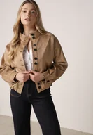 Kurtki damskie - Jasnobrązowa Kurtka w Stylu Bomberki z Ozdobnymi Guzikami Polimi - miniaturka - grafika 1