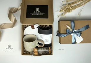 Słodkie popołudnie - BOX prezentowy z kubkiem, podkładką, migdałami w czekoladzie i batonem /Gift Up/ - Zestawy upominkowe - miniaturka - grafika 1
