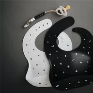 Śliniaki i fartuszki - Mushie Mushie  -  Śliniak Silikonowy Letters White - miniaturka - grafika 1