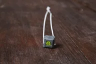 Wisiorki - Kwadratowy wisior z chrobotkiem- ciemny - miniaturka - grafika 1