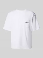 Koszulki męskie - T-shirt z kieszenią na piersi i wyhaftowanym logo - miniaturka - grafika 1