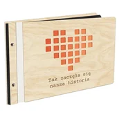 Albumy fotograficzne - Album Na Zdjęcia Plus Pierwsza Strona W Kolorze Tak Zaczęła Się Nasza Historia W Drewnianej Oprawie Z Czarnymi Kartami Z Grawerem Album Z Serduszkiem - miniaturka - grafika 1