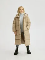 Kurtki i płaszcze dla dziewczynek - Reserved - Długi pikowany płaszcz z kapturem - kremowy - miniaturka - grafika 1