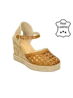 Czółenka - Bullboxer Skórzane czółenka w kolorze jasnobrązowym na koturnie - miniaturka - grafika 1