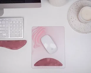 Prostokątna podkładka pod mysz komputerową z elementami graficznymi z poduszką wspierającą nadgarstek – różowa - Podkładki pod mysz - miniaturka - grafika 1