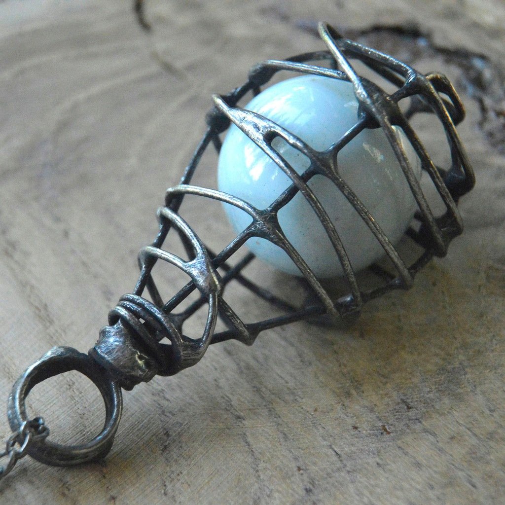 Miętowa szklana kula w klatce - witrażowy wisior