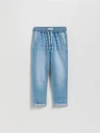 Spodnie i spodenki dla chłopców - Reserved - Elastyczne jeansy carrot - niebieski - miniaturka - grafika 1