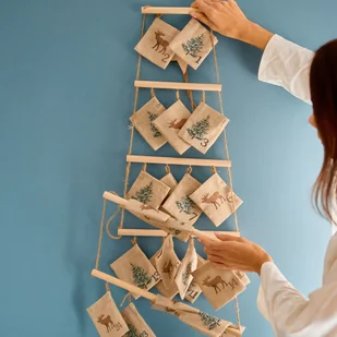 HOMLA CALLAS Kalendarz w kształcie choinki z kieszonkami w print - Ozdoby bożonarodzeniowe - miniaturka - grafika 1