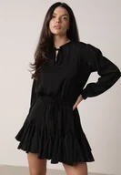 Sukienki - Czarna Rozkloszowana Sukienka z Wiskozą Zdobiona Falbanami i Wiązaniem Lerienatia - miniaturka - grafika 1