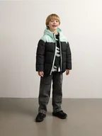 Kurtki i płaszcze dla chłopców - Reserved - Pikowana kurtka oversize z kapturem - czarny - miniaturka - grafika 1