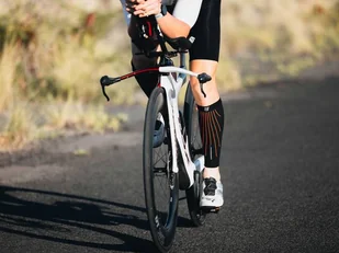 COMPRESSPORT opaski kompresyjne na łydki R2 AERO black - Pozostały sprzęt i akcesoria do ćwiczeń - miniaturka - grafika 6