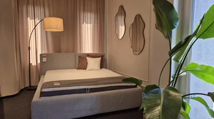 Łóżko Vesta Bed z pojemnikiem 160x200 z ekspozycji salonu Modlińska - Dom i wnętrze OUTLET - miniaturka - grafika 1