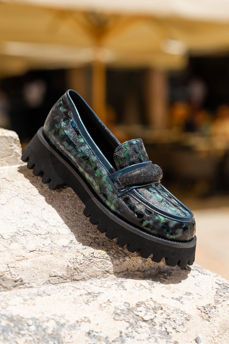 Zielone mokasyny skórzane damskie na bieżnikowanej platformie błyszcząca ozdoba krokodyli wzór Casu BC24X2-G-39