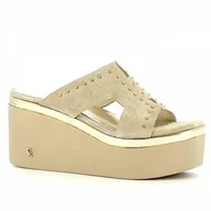 Klapki i japonki damskie - Beżowe klapki zamszowe na platformie CARINII - Carinii - miniaturka - grafika 1