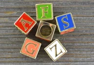 Dekoratorstwo - [21209] Koralik modułowy emaliowany złoty literka - miniaturka - grafika 1