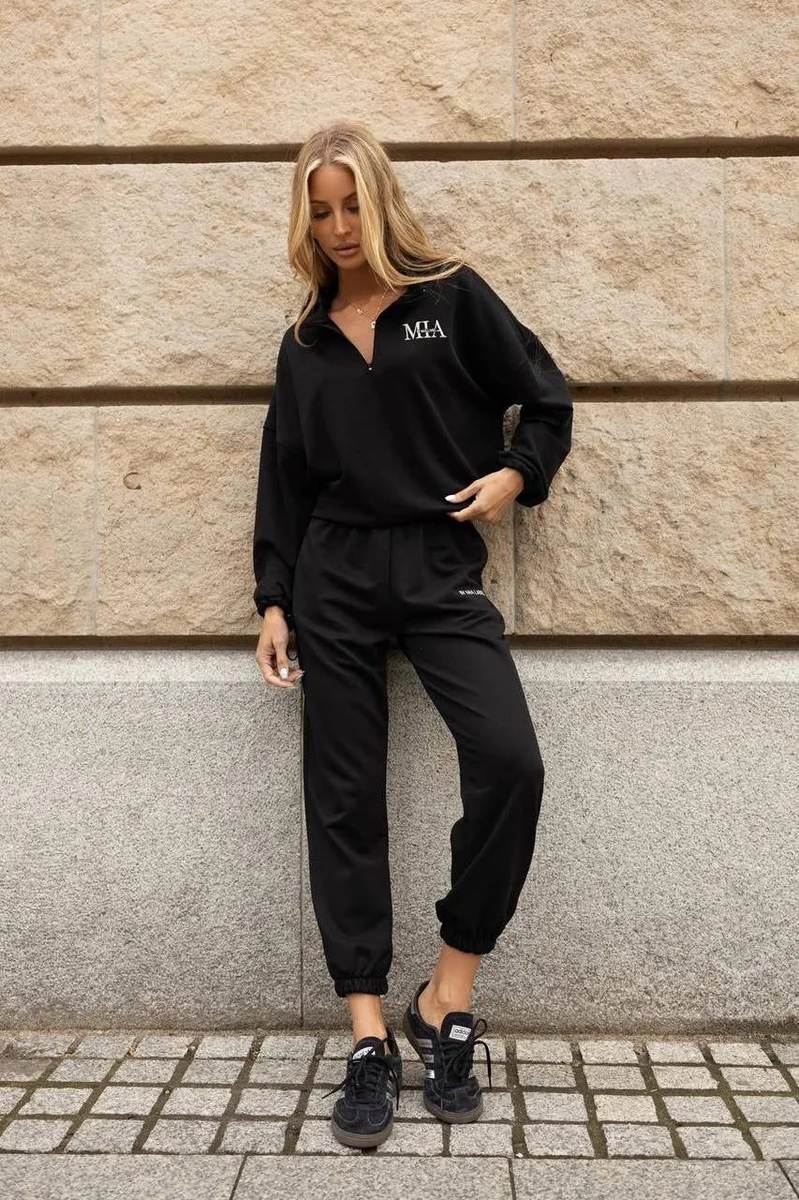 [r. uniwersalny] Komplet dresowy damski By Mia bluza i joggery czarny