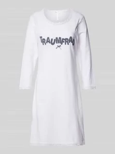 Bielizna nocna - Koszula nocna z wyhaftowanym napisem model ‘Traumfrau’ - grafika 1
