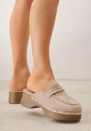 Klapki i japonki damskie - Beżowe Klapki Drewniaki o Fasonie Loafersów z Ozdobnymi Nitami Sargita - miniaturka - grafika 1