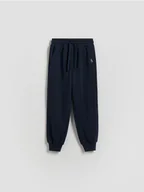 Spodnie i spodenki dla chłopców - Reserved - Bawełniane spodnie jogger - granatowy - miniaturka - grafika 1