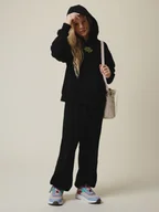 Spodnie i spodenki dla dziewczynek - 4F Spodnie dresowe z szerokimi nogawkami dziewczęce - czarne 158/164 (12-14 lat) - miniaturka - grafika 1