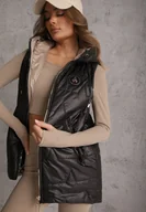 Kamizelki damskie - Czarna Długa Kamizelka Pikowana z Nieodpinanym Kapturem Ozdobiona Naszywką Kasseda - miniaturka - grafika 1