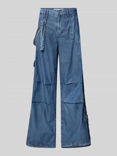 Spodnie damskie - Jeansy o luźnym kroju z kieszeniami cargo - grafika 1