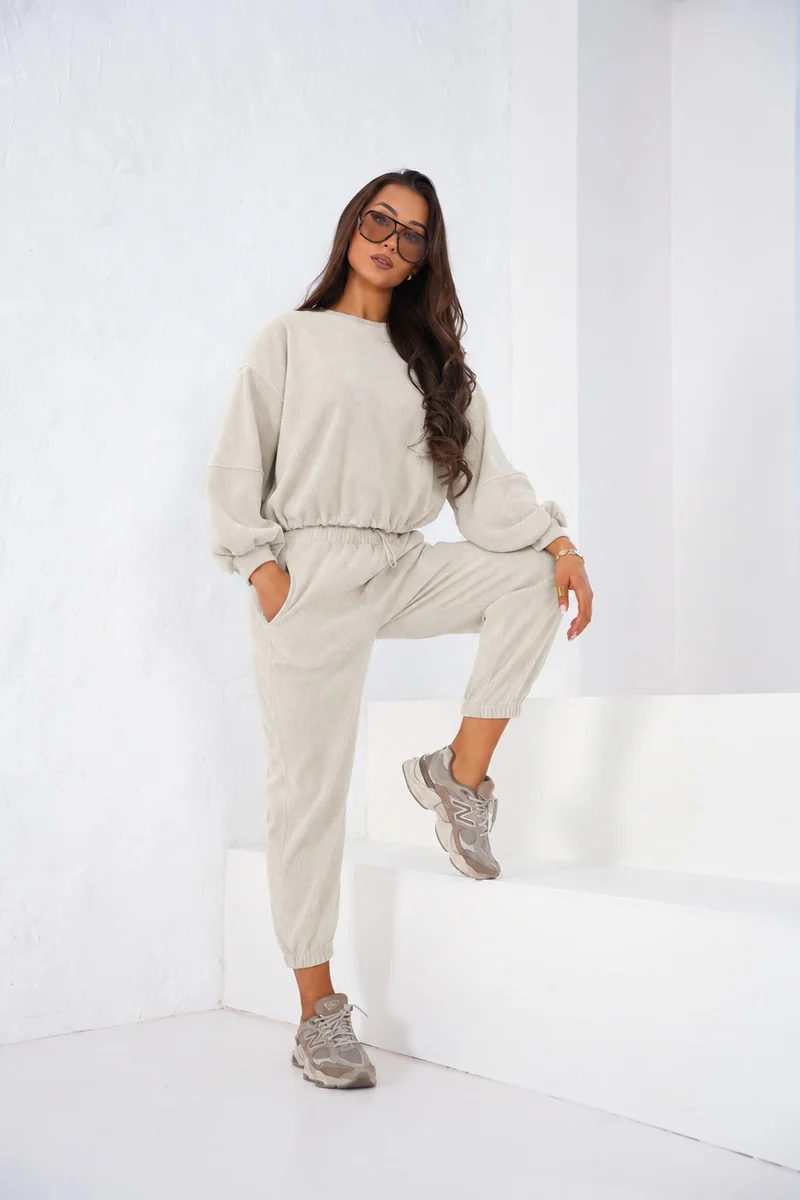 [r. uniwersalny] Dres damski By Mia prążki bluza i joggery kremowy