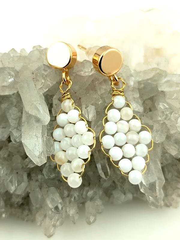 Masa perłowa - kolczyki mosiężne na pozłacanych sztyftach, wymiary 3.2x1.2 cm, waga 2.9 grama, rękodzieło