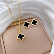 Zestawy biżuterii dla kobiet - Złoty zestaw biżuterii z czarnym koniczynką – naszyjnik i kolczyki - miniaturka - grafika 1