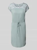 Sukienki - Sukienka taliowana o długości do kolan z koronką model ‘SINDY LIFE’ - miniaturka - grafika 1