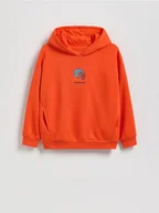 Kurtki i płaszcze dla chłopców - Reserved - Bawełniana bluza z kapturem - czerwony - miniaturka - grafika 1