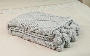 Dzianinowy pled z pomponami 130x195cm. Wykonany ręcznie - Koce - miniaturka - grafika 1