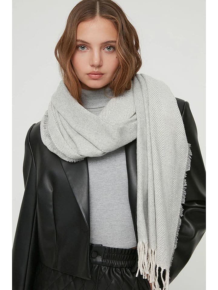 trendyol Szal w kolorze jasnoszarym