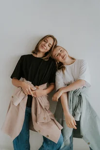 T-shirt z bawełny organicznej The raw, czarny - Koszule damskie - miniaturka - grafika 1