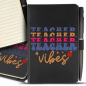 Notesy i bloczki - Notes Długopis A6 Dla Nauczyciela TEACHER VIBES Wz - miniaturka - grafika 1