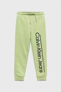 Spodnie i spodenki dla chłopców - Calvin Klein Jeans spodnie dresowe dziecięce IB0IB01283.9BYY kolor zielony z nadrukiem - grafika 1