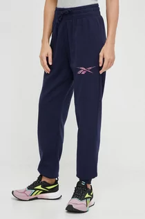 Spodnie damskie - Reebok spodnie dresowe MODERN SAFARI kolor granatowy z nadrukiem - grafika 1