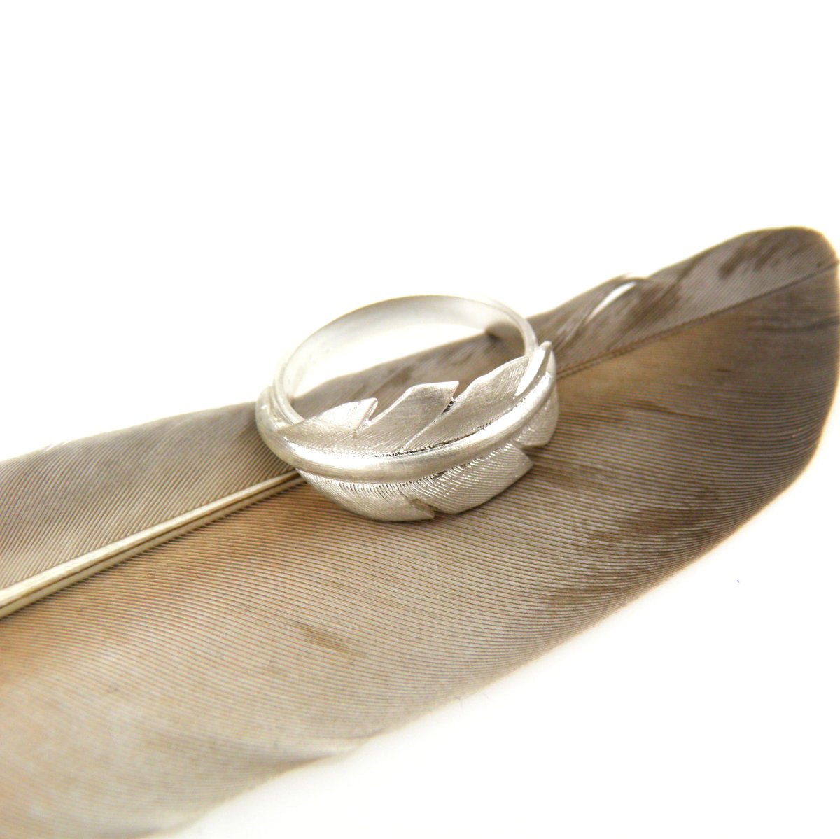 Gładkie piórko małe - pierścionek srebrny biały