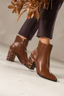 Botki damskie - Camelowe botki damskie z gumą na ozdobnym obcasie z wzorem wężowym ze złotymi dodatkami Casu D212X10-C - miniaturka - grafika 1