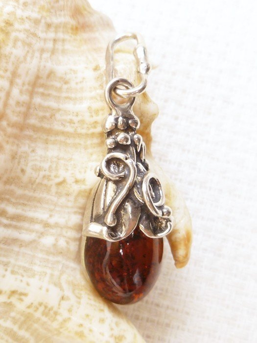 Wisiorek srebrny z bursztynem 601-68