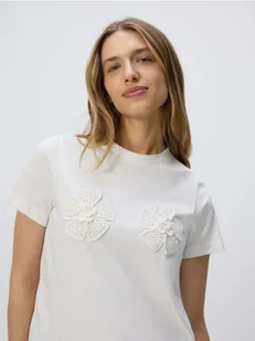 Reserved - T-shirt z szydełkowanymi aplikcjami - złamana biel - Koszulki i topy damskie - miniaturka - grafika 1