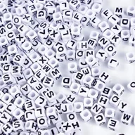 Dekoratorstwo - Koraliki białe akryl czarne litery kwadrat 100szt - miniaturka - grafika 1