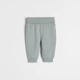 Spodnie i spodenki dla chłopców - Reserved Bawełniane spodnie basic - Zielony - grafika 1