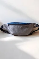 Nerki - Błyszcząca szara nerka z granatową klapą w róże - miniaturka - grafika 1