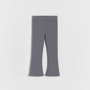 Spodnie i spodenki dla dziewczynek - Reserved - Spodnie flare z kieszenią - Szary - grafika 1