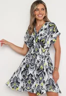 Sukienki - Czarno-Biała Sukienka Rozkloszowana z Kopertowym Dekoltem i Gumką w Pasie Emrra - miniaturka - grafika 1