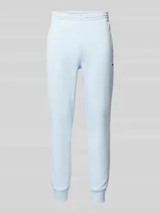Spodnie dresowe o kroju slim fit z naszywką z logo - Spodnie sportowe męskie - miniaturka - grafika 1