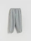 Spodnie i spodenki dla chłopców - Reserved - Ocieplane spodnie dresowe - jasnoszary - miniaturka - grafika 1